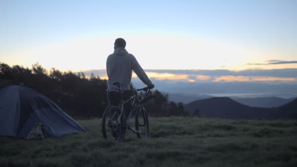 Young man with mountain bike in nature mountain outdoor — Stock Video