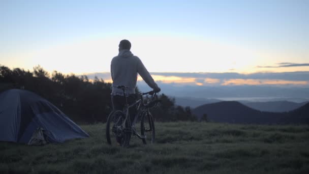 Jeune homme avec VTT dans la nature montagne en plein air — Video