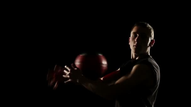 스포츠맨 농구 프리 스타일 트릭을 수행 — 비디오