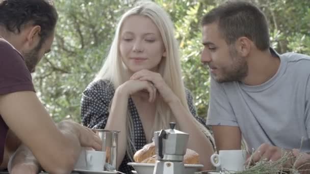 이탈리아 아침 식사 하는 동안 행복 한 친구의 그룹 — 비디오