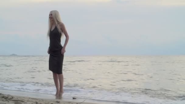 Женщина мокрые ноги на пляже — стоковое видео