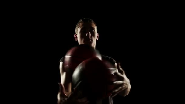 Sportsman provádět basketbalový freestyle trik — Stock video