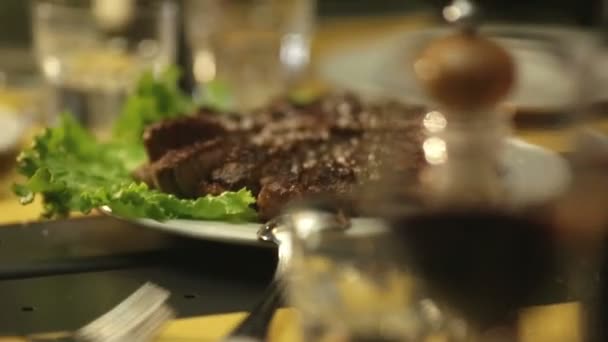 Filete de hueso a la parrilla italiano — Vídeo de stock