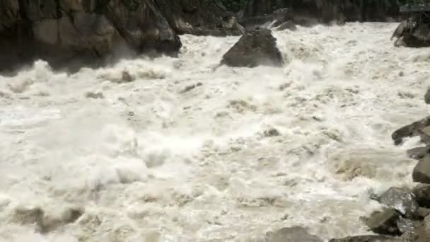 Digitando Gola di salto canyon panoramico sul fiume Jinsha — Video Stock