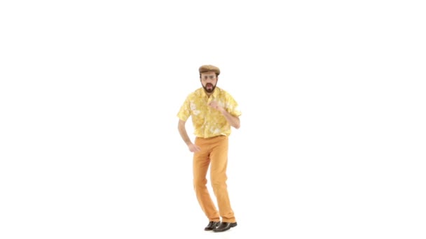 Hombre joven vistiendo en 70 amarillo-naranja ropa vintage y sombreros haciendo movimientos — Vídeos de Stock