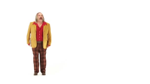 Mężczyzna w średnim wieku ubieranie w latach 70-tych ubrań co ruchy — Wideo stockowe