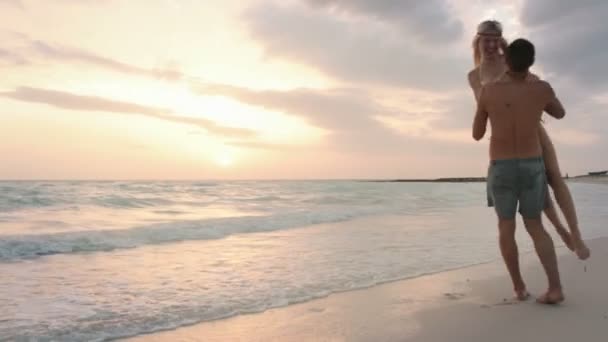 Vooraanzicht van de jonge man vrouw verliefde paar kussen en wandelingen — Stockvideo