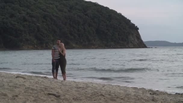 Пара поз на пляже — стоковое видео