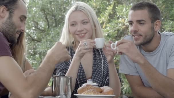 Groupe d'amis heureux pendant le petit déjeuner italien — Video