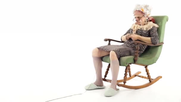 Nonna divertirsi sulla sedia a dondolo — Video Stock