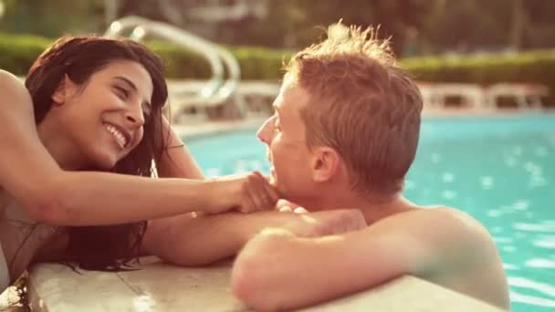 Bela jovem casal romântico se divertir na beira da piscina — Vídeo de Stock