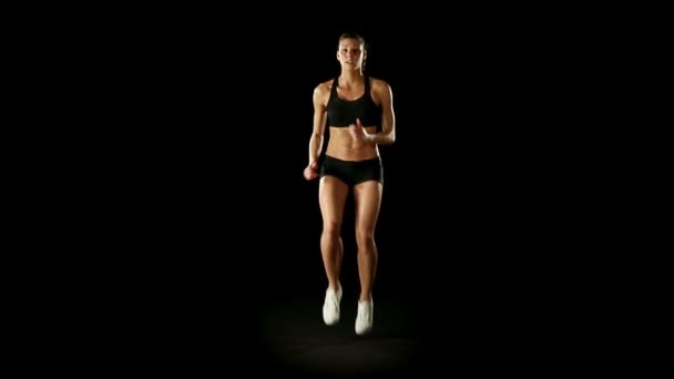 Jeune femme sportive faisant des exercices — Video