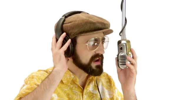 Man in koptelefoon praten in microfoon — Stockvideo