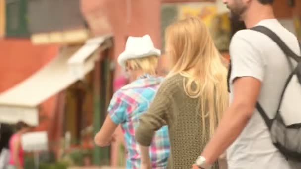 Cuatro amigos multiétnicos están caminando por un antiguo callejón del centro de la ciudad — Vídeos de Stock