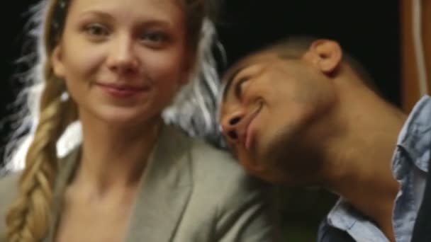Joven hermosa pareja multiétnica en la noche está coqueteando — Vídeo de stock