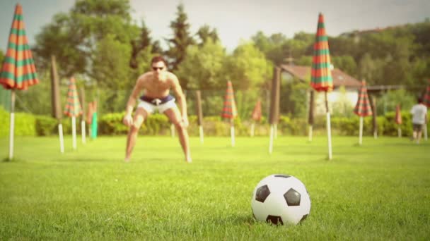 友人がサッカーを屋外プレイします。 — ストック動画