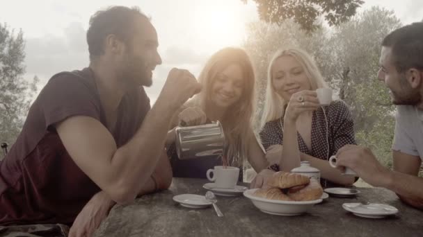 Glada sällskap under italiensk frukost — Stockvideo