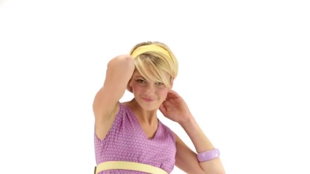 Jeune fille blonde portant des vêtements violets — Video