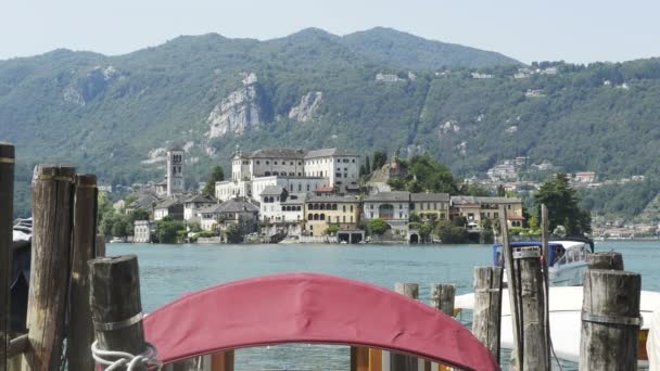 San Giulio vista de la isla desde un embarcadero en orta lago en italia — Vídeo de stock