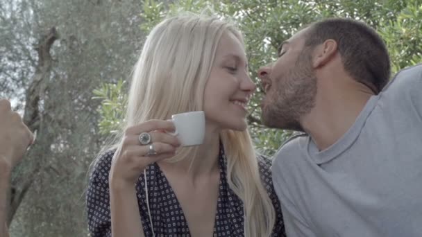 İtalyan kahvaltısı sırasında mutlu arkadaş grubu — Stok video