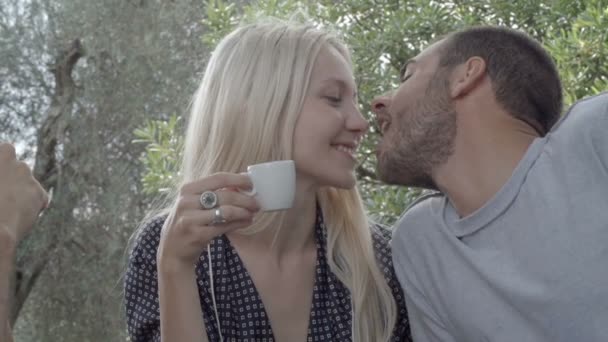 Gruppo di amici felici durante la colazione italiana — Video Stock