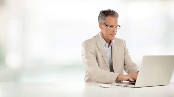 Elegante hombre de negocios está trabajando — Vídeos de Stock