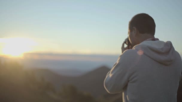 Joven hombre en la naturaleza montaña al aire libre disparar fotos — Vídeo de stock