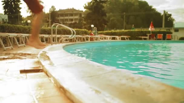 Jeune homme dans la journée d'été est plongée dans la piscine — Video