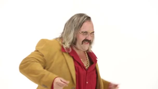 Hombre de mediana edad vestirse con ropa de los años 70 haciendo movimientos — Vídeo de stock
