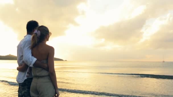 Jeune couple romantique embrassé profiter coucher de soleil — Video