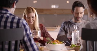 Birlikte öğle yemeği dört arkadaş sohbet 