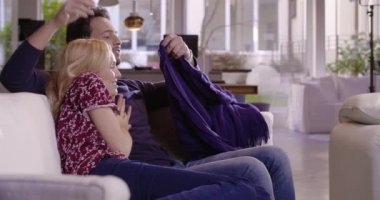 Çift var rahat ol tv izlerken