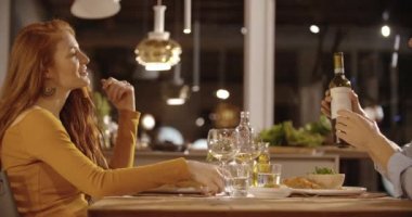 Yemek yerken çift sohbet  