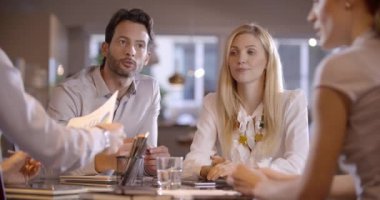 Dört Meslektaşlarımız projeler hakkında konuşmak 