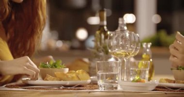 Casual bez giymiş iki akşam yemeği yemek 