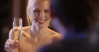 Zarif kadın erkek arkadaşıyla yemeğe  