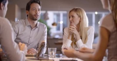 Dört Meslektaşlarımız projeler hakkında konuşmak 