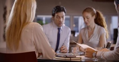 Dört Meslektaşlarımız projeler hakkında konuşmak  