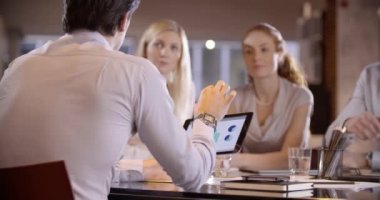 Dört Meslektaşlarımız projeler hakkında konuşmak 