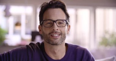 Ağır çekim portre oturma odasında genç adam 