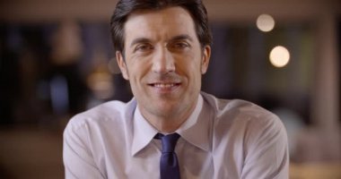 Office mavi kravat ile işadamı