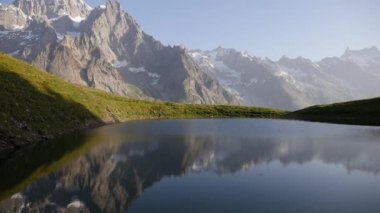 Courmayeur gölde Checrouit adlı dağ manzarası