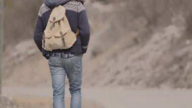 dağlarda yürüyen adam 