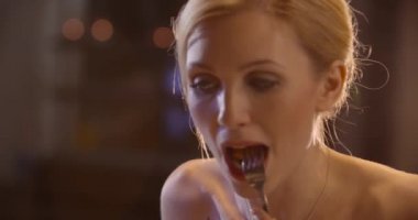 Zarif kadın erkek arkadaşıyla yemeğe  