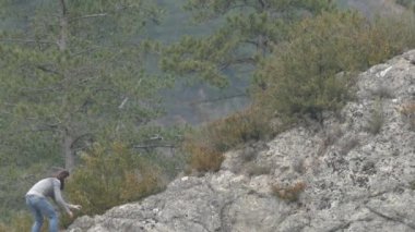 dağlarda yürüyen adam 