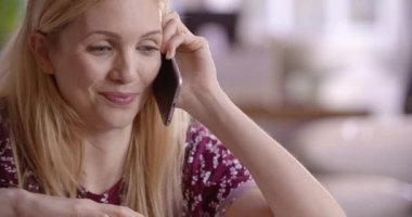 Güzel sarışın kadın kanepede rahatlatıcı 