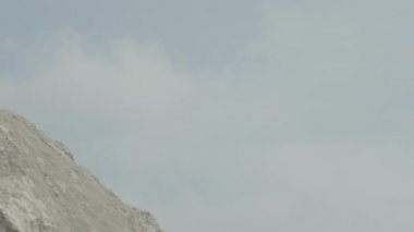 Adam gitmek hiking dağlarda