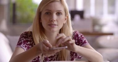 Güzel sarışın kadın kanepede rahatlatıcı  