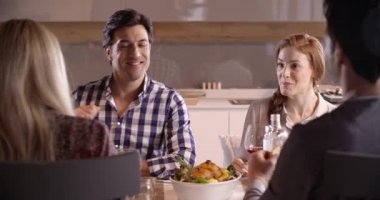 Birlikte öğle yemeği dört arkadaş sohbet  