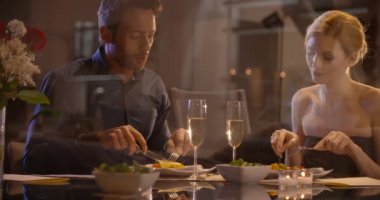 Güzel zarif çift akşam yemeği 